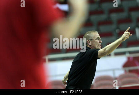 Riga, Lettonie. Sep 9, 2015. L'entraîneur belge Eddy Casteels de gestes au cours de l'euro BASKET 2015 GROUPE D match contre la République tchèque à Riga, Lettonie, le 9 septembre 2015. © Janis/Xinhua/Alamy Live News Banque D'Images