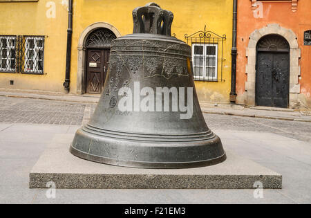 Pologne, Varsovie, Vieille Ville, Canon Square, cloche de bronze de Varsovie. Banque D'Images