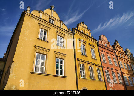 Pologne, Varsovie, Canon carré avec certains de ses façades colorées. Banque D'Images