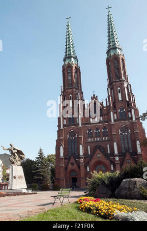 Style gothique Basilique de Saint. Michael Florian Église et monument de père, Ignacy Jan Skorupka, Varsovie, Prague, la Pologne du nord Banque D'Images