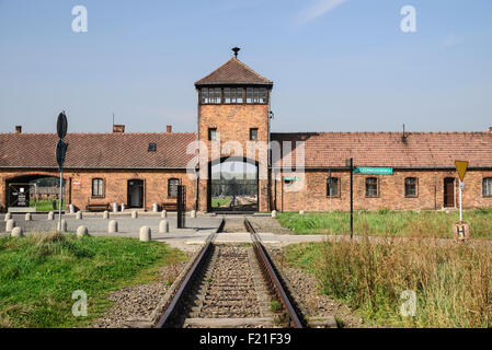 Pologne, Musée d'état d'Auschwitz-Birkenau, le Camp de concentration de Birkenau, les voies de chemin de fer menant aux camps principaux garde SS gate. Banque D'Images