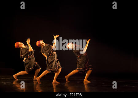 Performance théâtrale de danse intitulée 'Perempuan Rusuk Dua' (femme avec deux côtes) par le chorégraphe Lalu Suryadi Mulawarman à Jakarta, Indonésie. Banque D'Images