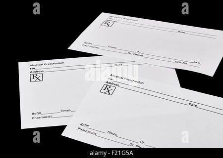 Les formulaires d'ordonnance médicale Blanc sur noir isolé Banque D'Images