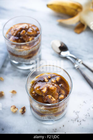 Chia pudding bananes sautées avec les noix grillées et Banque D'Images