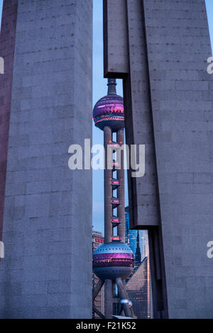 Oriental Pearl Tower vu à travers d'imposants piliers gris dans le Quartier Financier de Pudong à Shanghai, Shanghai, Chine, Asie Banque D'Images