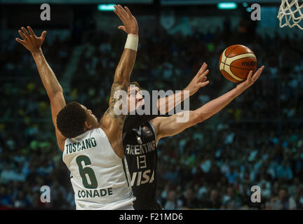 La ville de Mexico, Mexique. Sep 9, 2015. Juan du Mexique Toscano (L) le dispute à l'Argentine Andres Nocioni pendant le match de championnat de l'Amérique de la FIBA de 2015, à Mexico, capitale du Mexique, le 9 septembre 2015. Le Mexique a gagné 95-83. © Oscar Ramirez/Xinhua/Alamy Live News Banque D'Images