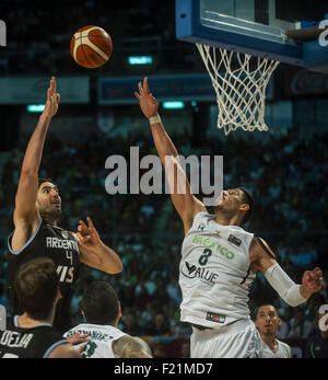 La ville de Mexico, Mexique. Sep 9, 2015. Le Mexique Gustavo Ayon (R) le dispute à l'Argentine Luis Scola (L) pendant le match de championnat de l'Amérique de la FIBA de 2015, à Mexico, capitale du Mexique, le 9 septembre 2015. Le Mexique a gagné 95-83. © Oscar Ramirez/Xinhua/Alamy Live News Banque D'Images