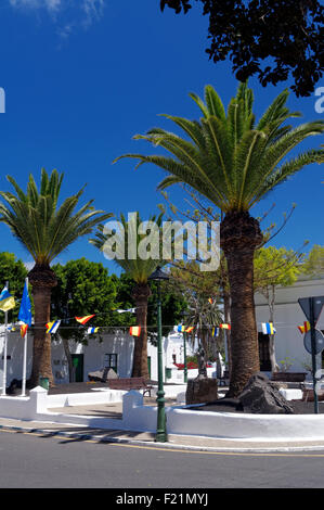 Le joli village de Yaiza, Lanzarote, îles Canaries, Espagne. Banque D'Images