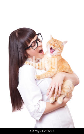Portrait d'une belle femme holding red cat, isolé sur fond blanc Banque D'Images