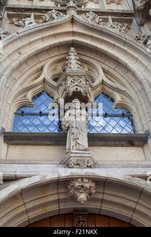 La sculpture de l'apôtre Pierre à l'ancien hôtel de ville de Leuven à l'égard de la place du marché, Belgique Banque D'Images