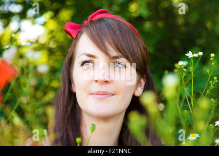 Portrait d'une jeune femme belle dans la nature sur une journée ensoleillée Banque D'Images