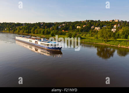 Bateau de croisière sur l'Elbe au lever du soleil, près de Dresde, Saxe, Allemagne Banque D'Images