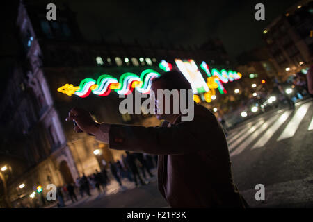 La ville de Mexico, Mexique. Sep 9, 2015. Un homme prend un en face de l'selfies lampes néon avant la célébration de la 205e anniversaire de l'indépendance du Mexique dans la ville de Mexico, capitale du Mexique, le 9 septembre 2015. Le Mexique va célébrer le 205e anniversaire de son indépendance le 16 septembre. © Pedro Mera/Xinhua/Alamy Live News Banque D'Images