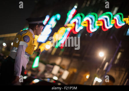 La ville de Mexico, Mexique. Sep 9, 2015. Une femme policier regarde les lampes néon avant la célébration de la 205e anniversaire de l'indépendance du Mexique dans la ville de Mexico, capitale du Mexique, le 9 septembre 2015. Le Mexique va célébrer le 205e anniversaire de son indépendance le 16 septembre. © Pedro Mera/Xinhua/Alamy Live News Banque D'Images