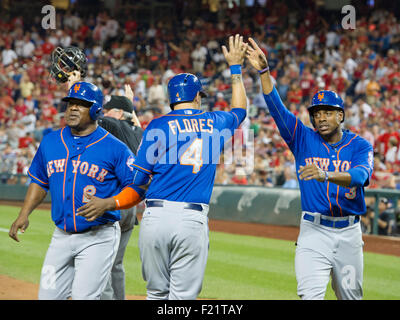 New York Mets droit fielder Curtis Granderson (3), Nouvelle York Mets shortstop Wilmer Flores (4), et les Mets de New York de troisième but Juan Uribe (2) célébrer après avoir marqué dans la septième manche contre les Nationals de Washington au Championnat National Park de Washington, D.C. le mardi 8 septembre 2015. Les mets a gagné le match 8-7. Foto : Ron Sachs/CNP/DPA - AUCUN FIL SERVICE - Banque D'Images