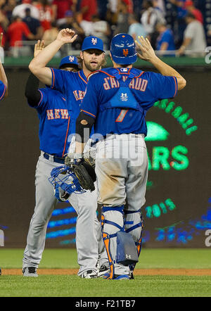 Le voltigeur des New York Mets Kirk Nieuwenhuis (9), centre, célèbre sa victoire sur l'équipe de 8-7 avec les Nationals de Washington New York Mets teammate catcher Travis d'Arnaud (7) au Championnat National Park de Washington, D.C. le mardi 8 septembre 2015. Les mets a gagné le match 8-7. Foto : Ron Sachs/CNP/DPA - AUCUN FIL SERVICE - Banque D'Images