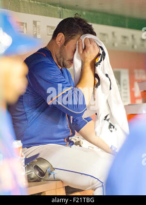 Mets de New York le lanceur partant Matt Harvey (33) dans l'étang après son abandon une sixième manche à l'intérieur du parc grand slam à Washington Nationals champ centre Michael Taylor (3) au Championnat National Park de Washington, D.C. le mardi 8 septembre 2015. Foto : Ron Sachs/CNP/DPA - AUCUN FIL SERVICE - Banque D'Images