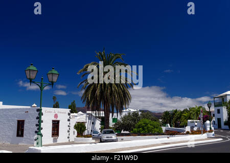 Le joli village de Yaiza, Lanzarote, îles Canaries, Espagne. Banque D'Images