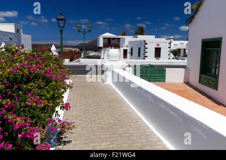 Le joli village de Yaiza, Lanzarote, îles Canaries, Espagne. Banque D'Images