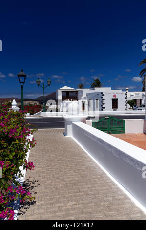 Le joli village de Yaiza, Lanzarote, îles Canaries, Espagne. Banque D'Images