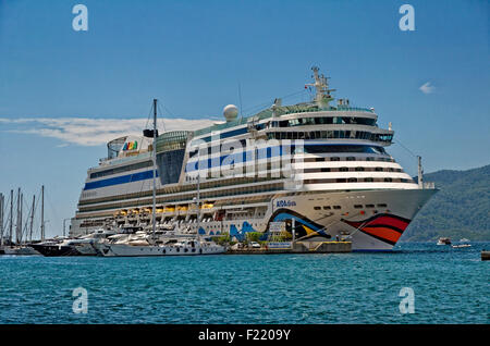 Bateau de croisière AIDA Diva sur quai du port de croisière de Marmaris, Turquie. Banque D'Images