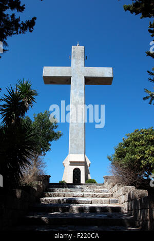 Croix chrétienne surdimensionnée au monastère de Filerimos, Rhodes, Ialyssos. Banque D'Images