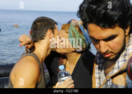 Lesbos, Grèce. 09Th Nov, 2015. Deux réfugiés s'embrassent après en arrivant sur l'île grecque de Lesbos. Des centaines de réfugiés, principalement en provenance de Syrie, l'Irak et l'Afghanistan sont encore à venir à l'île grecque de Lesbos sur une base quotidienne, après avoir fait le périlleux voyage de la côte turque en petits bateaux gonflables. Crédit : Michael Debets/Pacific Press/Alamy Live News Banque D'Images