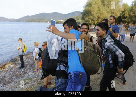 Lesbos, Grèce. 09Th Nov, 2015. Deux réfugiés s'embrassent après leur arrivée à l'île grecque de Lesbos. Des centaines de réfugiés, principalement en provenance de Syrie, l'Irak et l'Afghanistan sont encore à venir à l'île grecque de Lesbos sur une base quotidienne, après avoir fait le périlleux voyage de la côte turque en petits bateaux gonflables. Crédit : Michael Debets/Pacific Press/Alamy Live News Banque D'Images