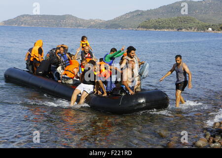 Lesbos, Grèce. 09Th Nov, 2015. Les bénévoles de la petite wade canot en caoutchouc gonflables pour aider les réfugiés à la côte. Des centaines de réfugiés, principalement en provenance de Syrie, l'Irak et l'Afghanistan sont encore à venir à l'île grecque de Lesbos sur une base quotidienne, après avoir fait le périlleux voyage de la côte turque en petits bateaux gonflables. Crédit : Michael Debets/Pacific Press/Alamy Live News Banque D'Images