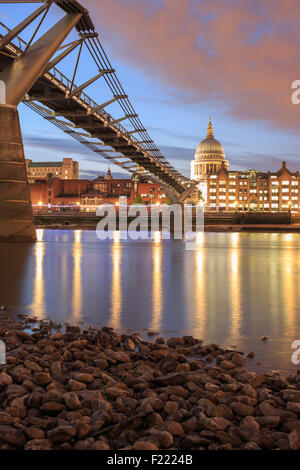 Ci-dessous Millennium Bridge Banque D'Images