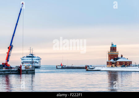 Un ferry entre dans le port maritime d'Helsingborg en Suède d'Elseneur au Danemark par une froide journée de l'hiver. Banque D'Images