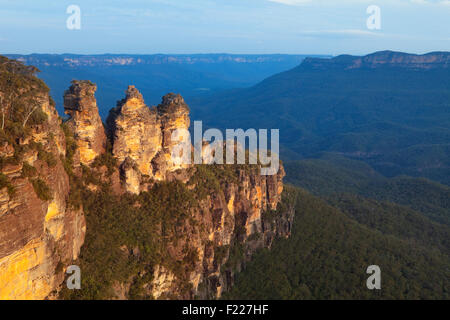 Les trois Sœurs rock formation dans les Blue Mountains, New South Wales, Australie. Photographié au coucher du soleil. Banque D'Images