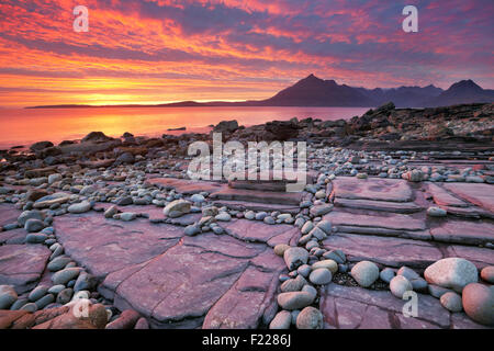 La plage d'Elgol sur l'île de Skye, en Écosse avec les Cuillin en arrière-plan. Photographié au coucher du soleil. Banque D'Images