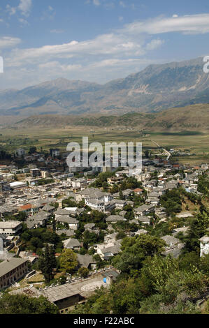 L'Albanie. Gjirokastra ville. Paysage. La vallée de la rivière Drim et Lunxheria les montagnes. Banque D'Images