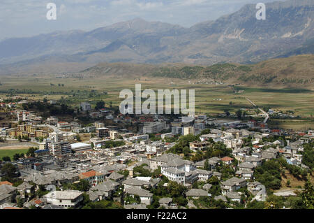 L'Albanie. Gjirokastra ville. Paysage. La vallée de la rivière Drim et Lunxheria les montagnes. Banque D'Images