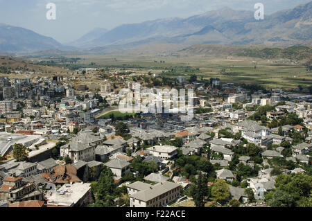 L'Albanie. Gjirokastra ville. Paysage. La vallée de la rivière Drim et Lunxheria les montagnes. Banque D'Images