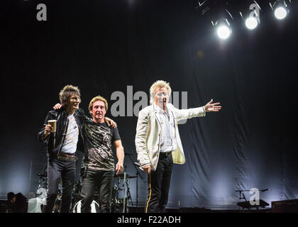 Ronnie Wood, Kenney Jones et Rod Stewart. Les visages réunis, produisent, vivre ensemble sur scène en septembre 2015 Banque D'Images