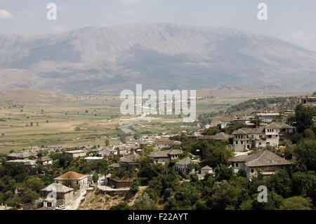 L'Albanie. Gjirokastra ville. Paysage. La vallée de la rivière Drim et Lunxheria les montagnes. Banque D'Images