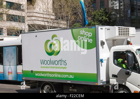 Supermarché woolworths australienne à Sydney en véhicule de livraison de nourriture pour les clients qui ont commandé en ligne, l'Australie Banque D'Images