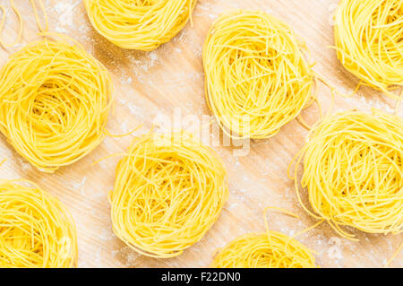 Nids de pâtes Capellini Vue de dessus de la carte de farine Banque D'Images