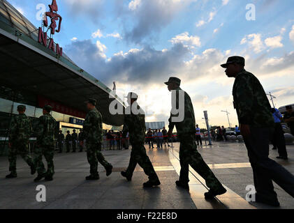 Beijing, Chine, province de Jiangsu. 10 Sep, 2015. Les recrues de l'armée marche dans une gare après une cérémonie d'adieu à Nantong, Province du Jiangsu en Chine de l'Est, le 10 septembre, 2015. Les nouvelles recrues de l'Armée populaire de libération et de missions de police ont rejoint leurs unités d'accomplir leur devoir dans le pays récemment. Credit : Xu Peiqin/Xinhua/Alamy Live News Banque D'Images