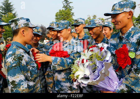 Lianyungang, Chine, province de Jiangsu. 10 Sep, 2015. Nouvelles recrues pour encourager l'un l'autre à la population Ministère des Forces armées du District de Ganyu à Lianyungang, Ville de la Chine de l'est de la province de Jiangsu, le 10 septembre, 2015. Les nouvelles recrues de l'Armée populaire de libération et de missions de police ont rejoint leurs unités d'accomplir leur devoir dans le pays récemment. Credit : Si Wei/Xinhua/Alamy Live News Banque D'Images