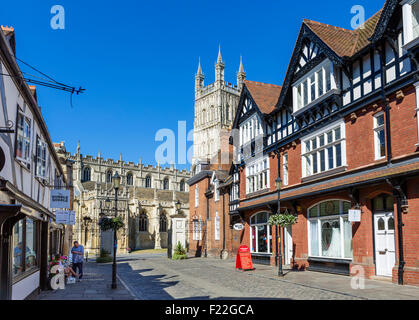 College Street en direction de la cathédrale de Gloucester, Gloucester, Gloucestershire, England, UK Banque D'Images