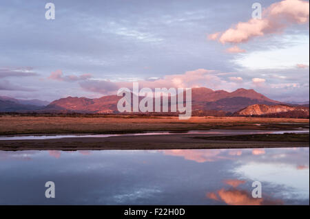 Porthmadog, Gwynedd, au nord du Pays de Galles, Royaume-Uni. Lumière du soir sur les montagnes de Snowdonia et de l'estuaire d'Afon Glaslyn Banque D'Images