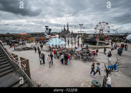 WESTON-super-Mare, UK - 3 septembre 2015 : Vue de l'ensemble du site à l'Dismaland Bansky Parc pensivement. Un show de cinq semaines en th Banque D'Images