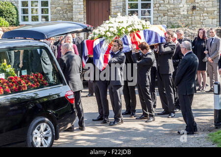 Northampton, Royaume-Uni. 10 Septembre, 2015. Funérailles du pilote de course Justin Wilson. La grande église St James. Paulerspury, Northamptonshire U.K. 10 septembre 2015 à 11 h 45. Justin Wilson qui est mort après avoir été frappé par la projection de débris et de subir une grave blessure à la tête au Pocono Raceway à New York, U.S.A. Photo : Keith J Smith./Alamy Live News Banque D'Images