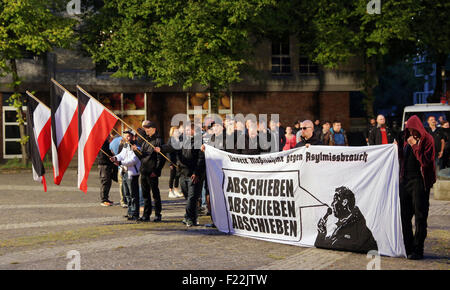 Les partisans de l'extrême droite allemande parti néo-nazi die Rechte (l'homme) Manifestation à Dortmund/Allemagne, le 9 septembre. 2015 contre l'afflux de migrants en provenance d'Asie, d'Afrique et du Moyen-Orient à l'Allemagne. La banderole dit 'dapport annuel, expulser, expulser' Banque D'Images