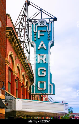 Le célèbre toit de Fargo, le signe du cinéma sur N. Broadway Dr au centre-ville de Fargo, Dakota du Nord Banque D'Images