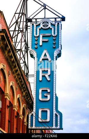 Le célèbre toit de Fargo, le signe du cinéma sur N. Broadway Dr au centre-ville de Fargo, Dakota du Nord Banque D'Images