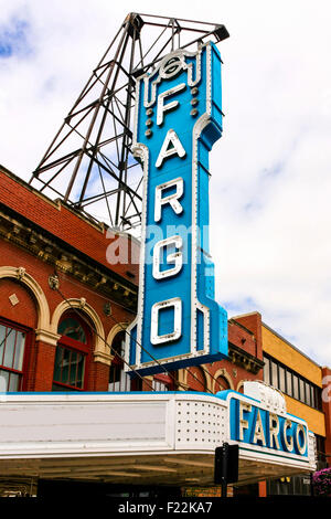 Le célèbre toit de Fargo, le signe du cinéma sur N. Broadway Dr au centre-ville de Fargo, Dakota du Nord Banque D'Images